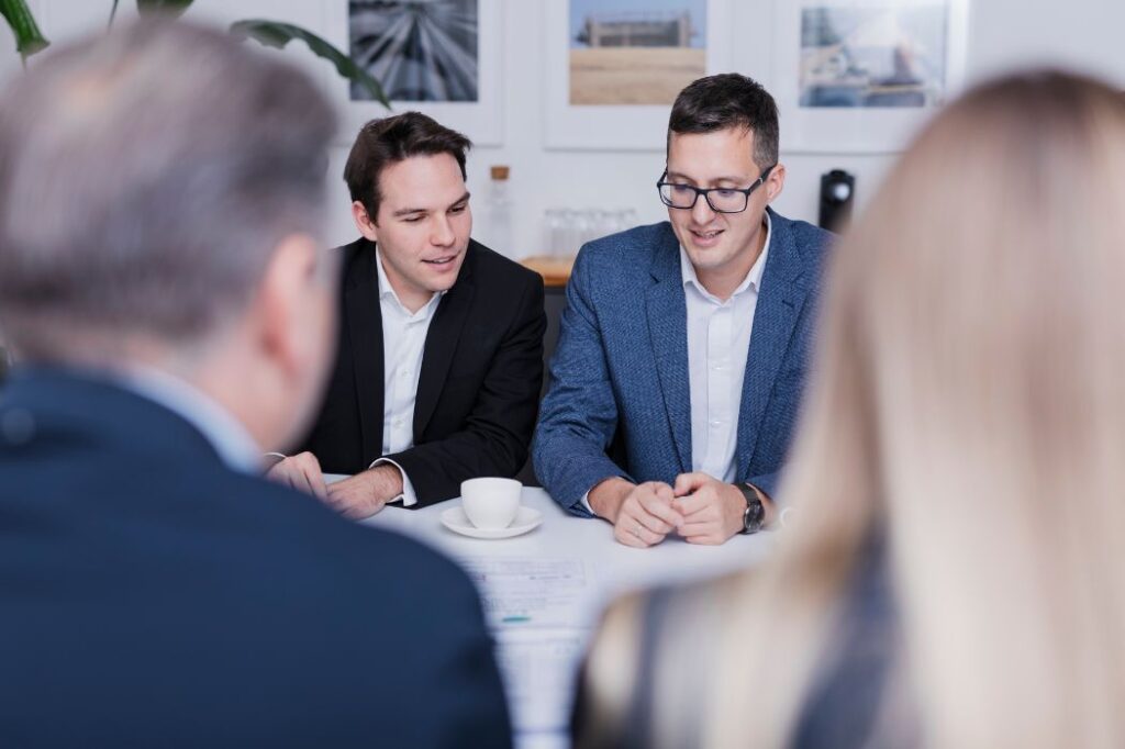 Teammeeting mit mehreren Mitarbeitenden bei einer Besprechung – Symbolbild für Zusammenarbeit bei P&K Nord