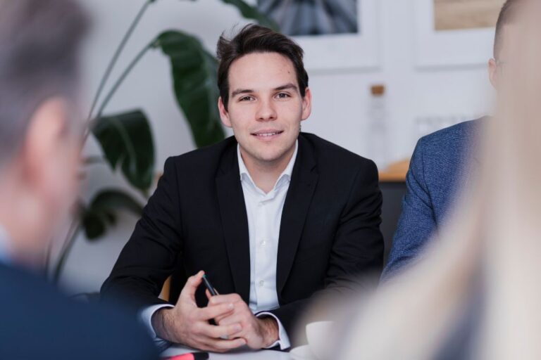 Junger Mitarbeiter im Gespräch mit Kolleg:innen – Einblick in das Arbeitsumfeld bei P&K Nord ZT-GmbH