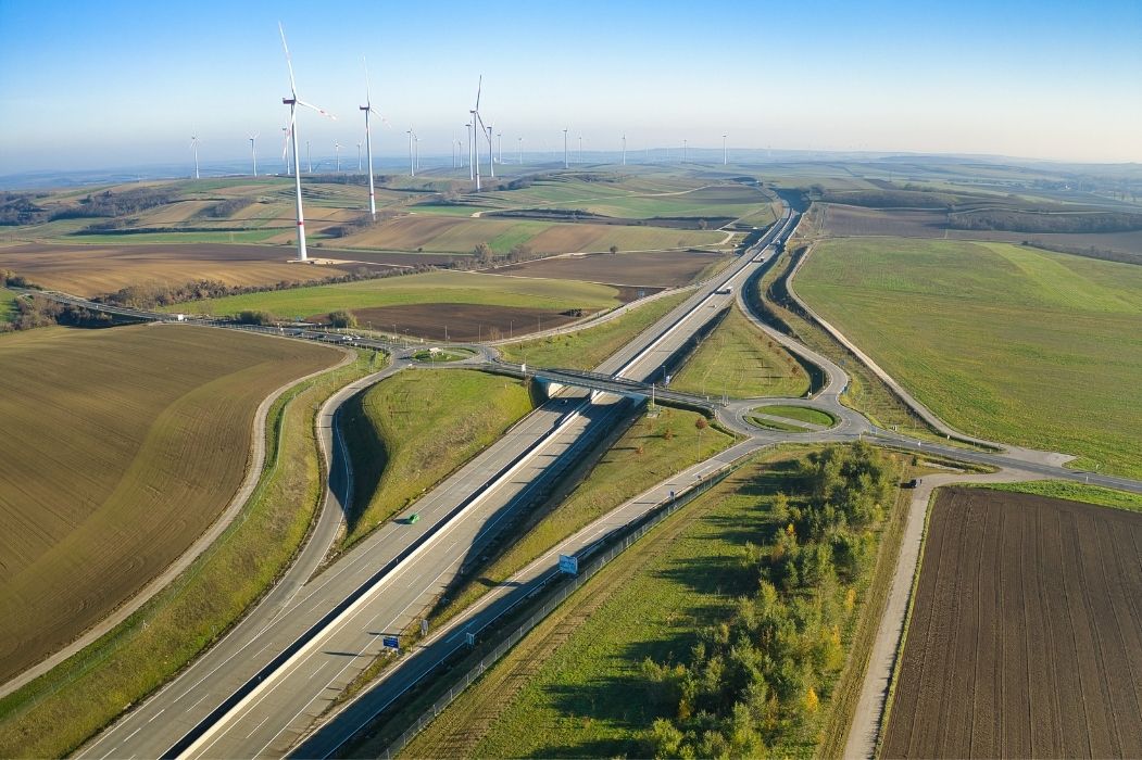 Luftbild eines Autobahnabschnitts der A5 mit Windrädern zwischen Schrick und Poysdorf