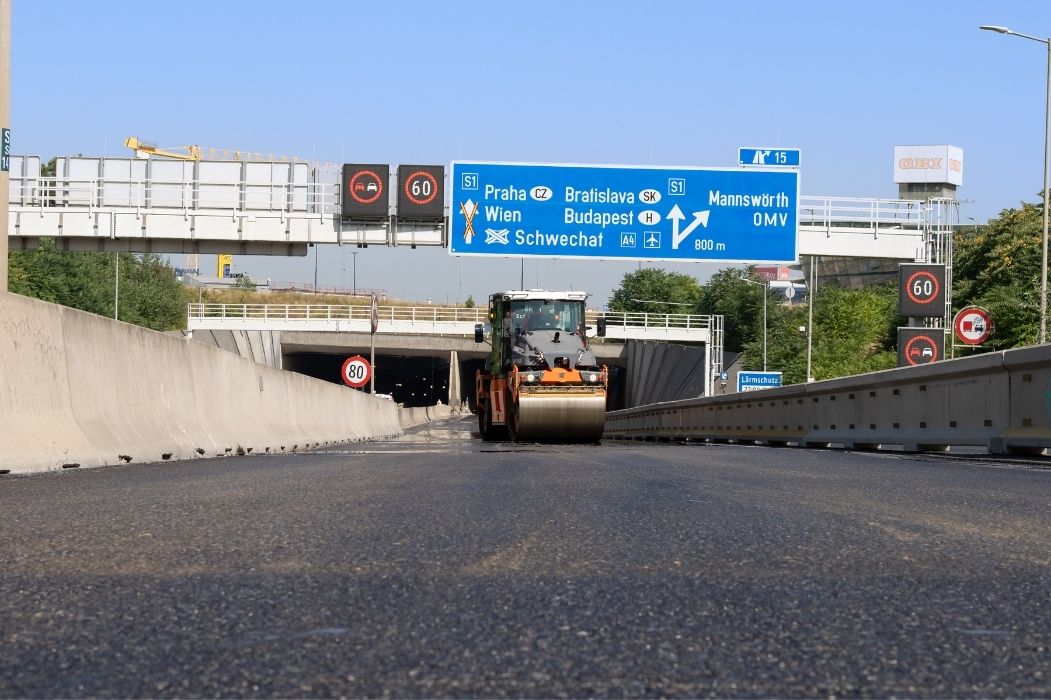 Baustellenbereich auf der S1 Schnellstraße mit großer Knotenbeschilderung bei Vösendorf