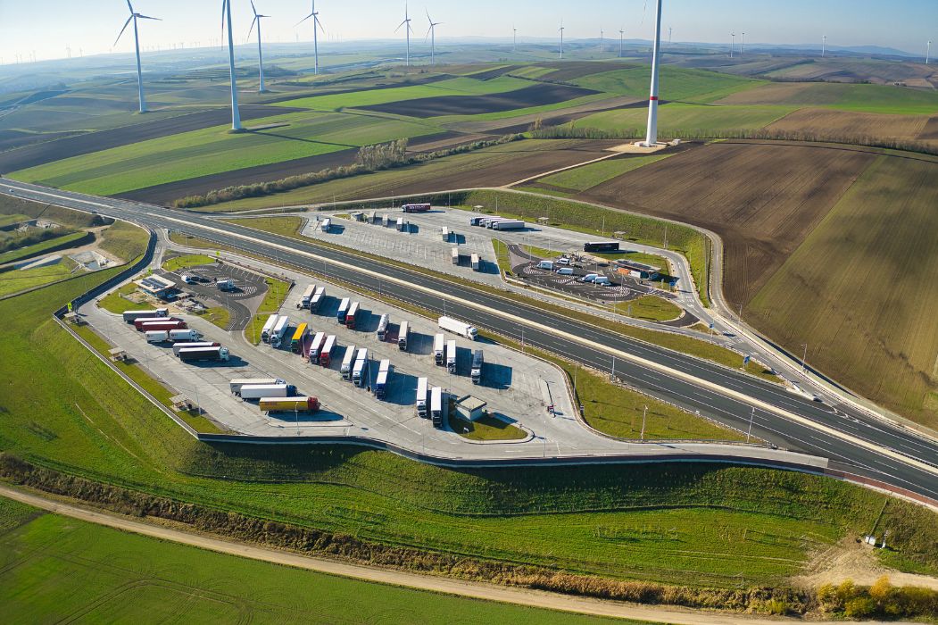 Luftaufnahme von zwei Rastanlagen an der A5 Nord Autobahn bei Poysdorf und Wilfersdorf