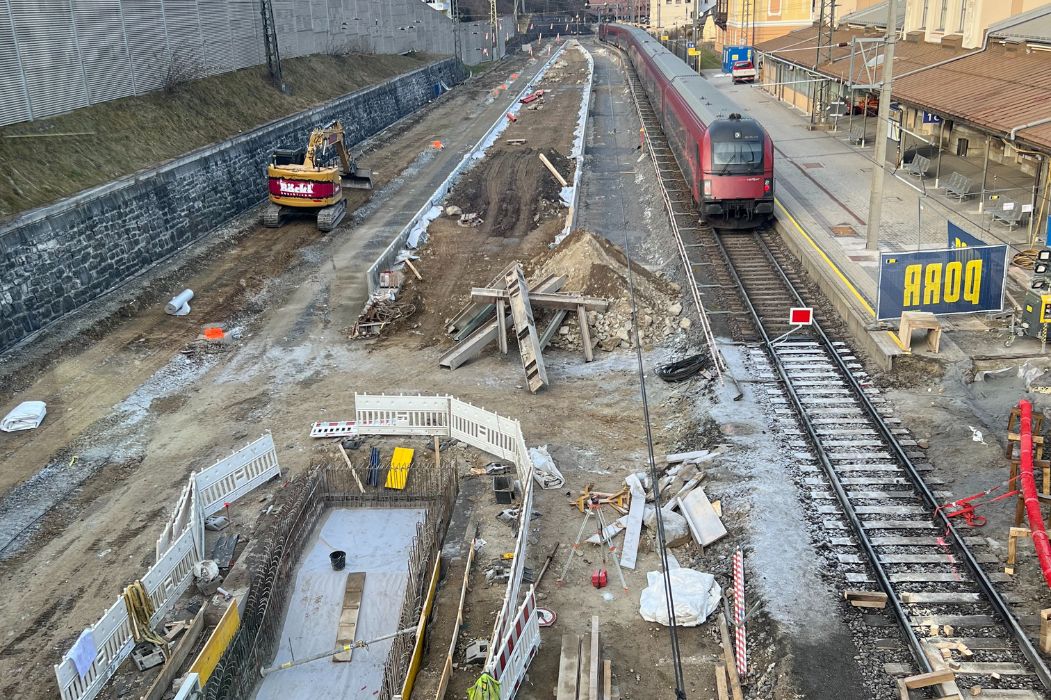 Bauarbeiten am Bahnhof Bad Gastein mit offenen Gleisbereichen und Baustellenabsicherung