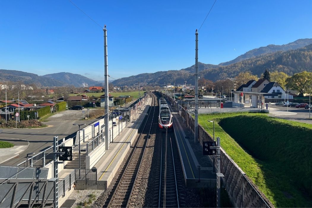 Neu errichtete Bahnsteige mit Oberleitung bei der Haltestelle Leoben – Lerchenfeld