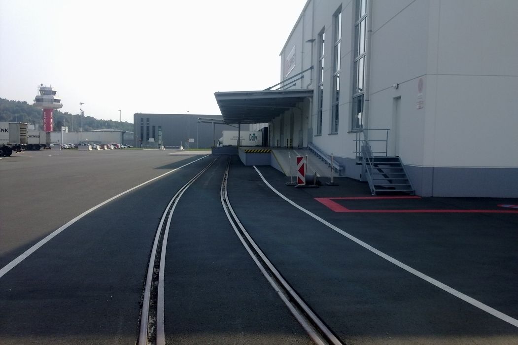 Gleisanlage mit Weiche beim Anschluss an den Flughafen Klagenfurt