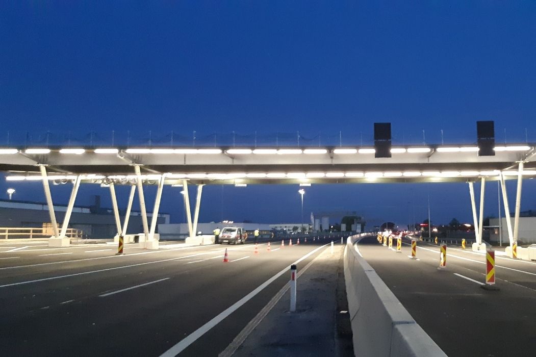 Nächtliche Aufnahme des modernisierten Grenzbereichs an der A4 Ost Autobahn mit Überdachung