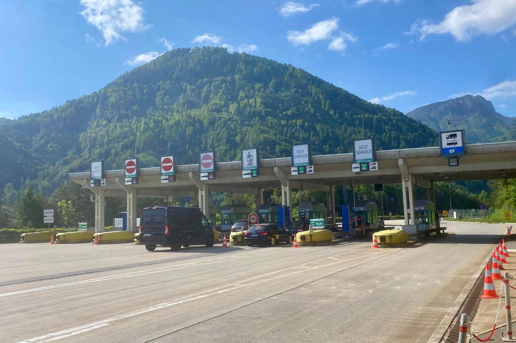 Einfahrtsbereich mit Schrankenanlage an der Karawanken Autobahn, Zollamtsplatz Rosenbach
