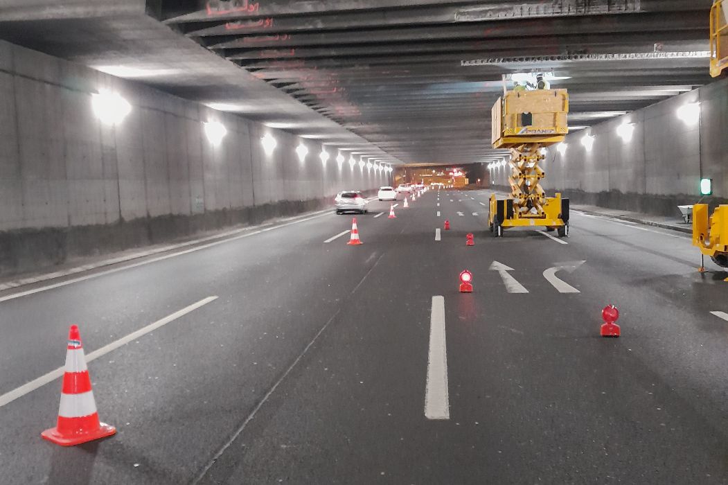 Tunnelbaustelle mit Warnbaken und Baustellenfahrzeug auf der A22 bei der Grünbrücke U6