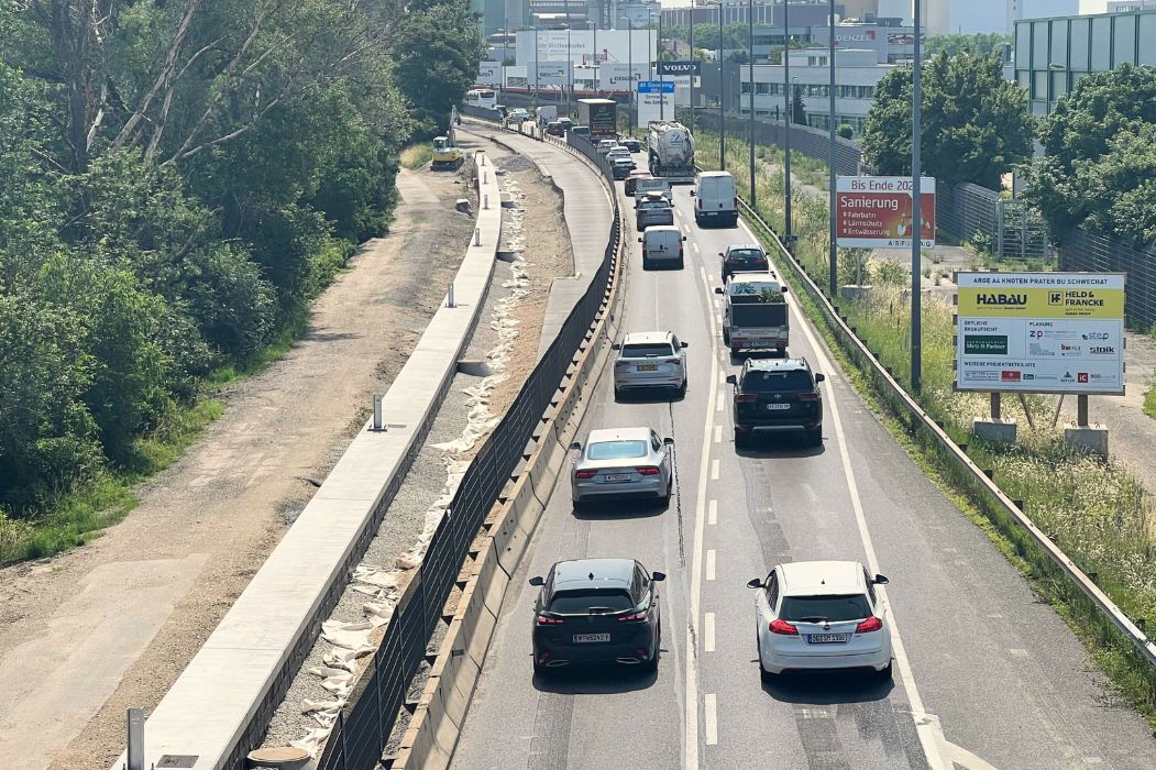 Verkehrsführung mit Betonleitwänden und Gegenverkehrsspur bei Baustelle auf der A4