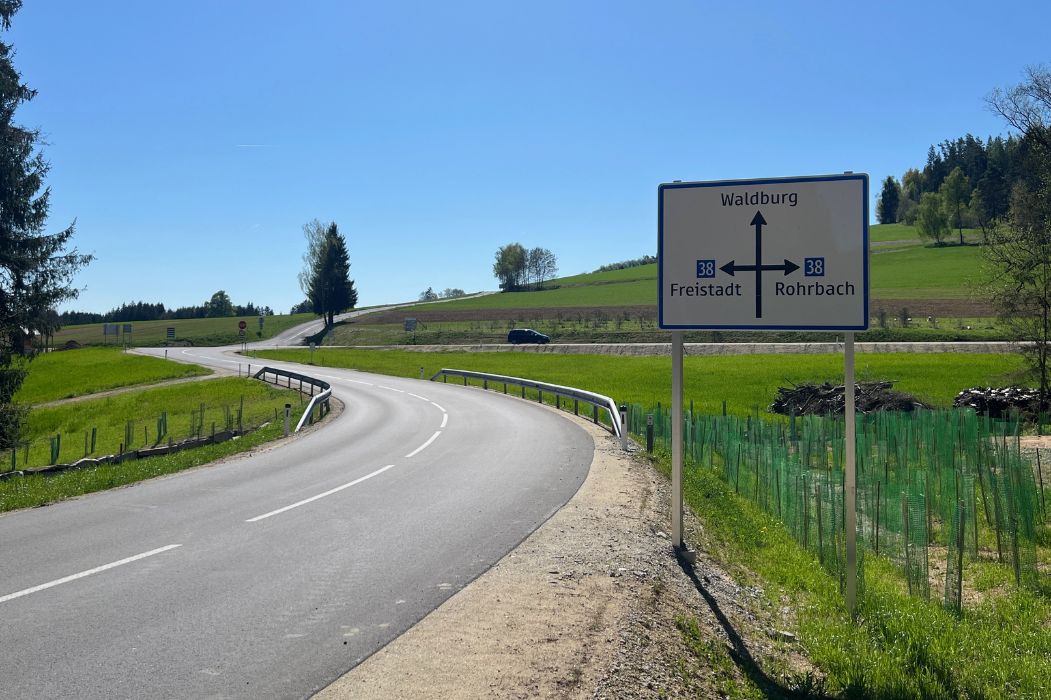 Straßenabschnitt im ländlichen Gebiet mit Beschilderung der L1487