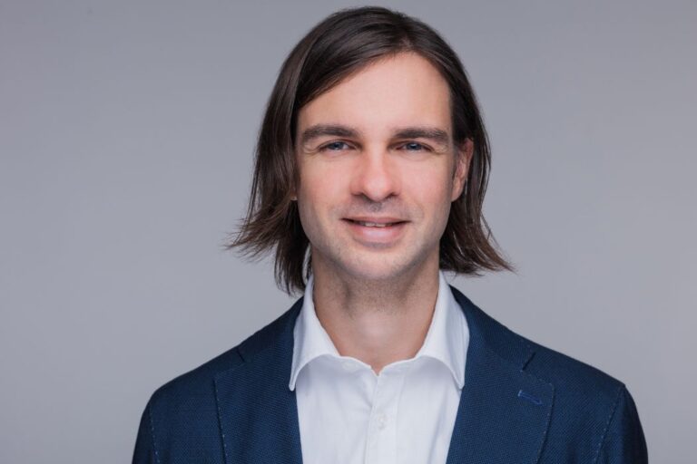 Porträtfoto von DI Lukas Ohlinger