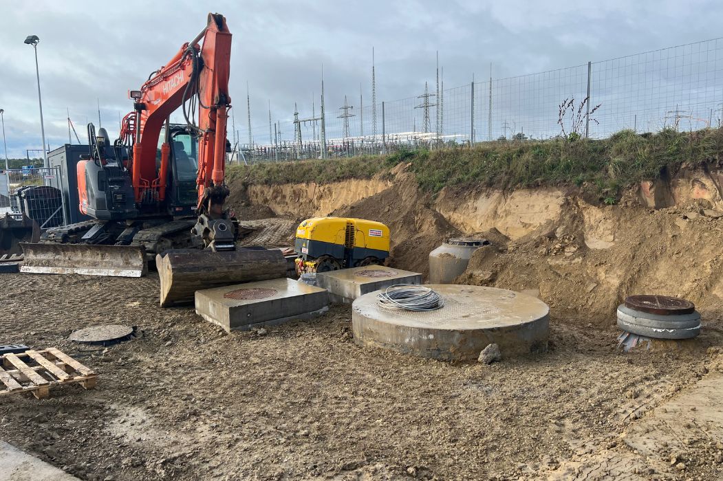 Baustelle mit Bagger und Entwässerungsschächten beim Verkehrskontrollplatz Schrick an der A5