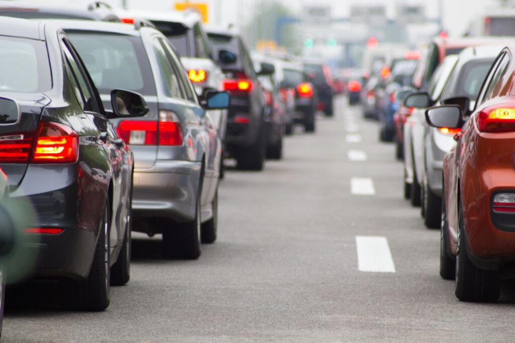 Stau mit wartenden Autos auf mehrspuriger Straße – Symbolbild für Verkehrsanalyse und -gutachten