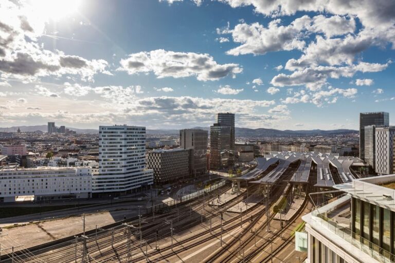 Stadtansicht mit modernen Bürogebäuden in Wien