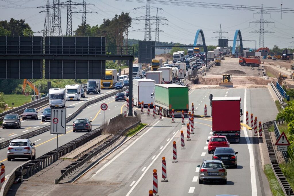 Baustelle mit Fahrbahnverengung und Lkw-Verkehr auf Autobahn – Symbolbild für temporäre Verkehrsführung
