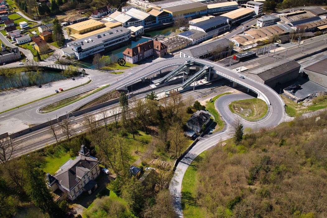Luftaufnahme vom Bahnhof Wartberg im Mürztal mit neu gestalteter Gleisanlage und Gebäuden