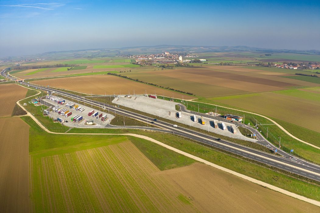 Zwei Rastplätze entlang der S3 Schnellstraße bei Wullersdorf und Schöngrabern aus der Luftperspektive