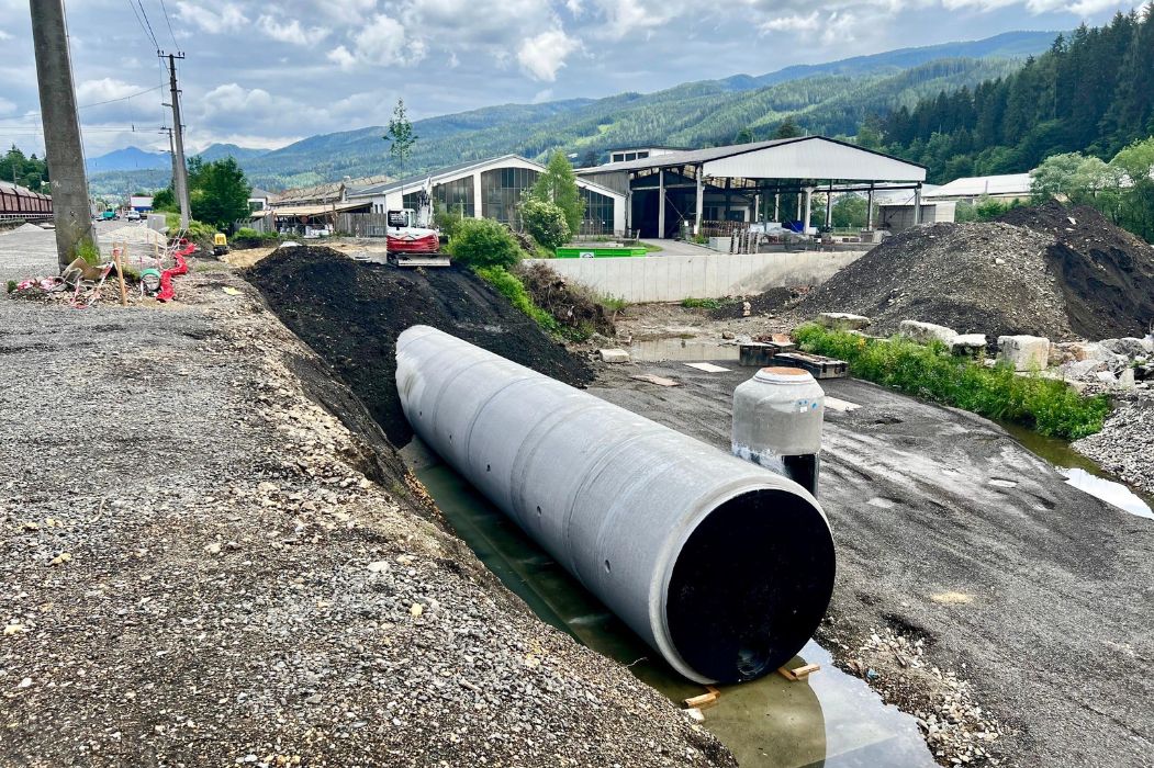 Bauarbeiten mit verlegtem Entwässerungsrohr am Bahnhof Wartberg im Mürztal